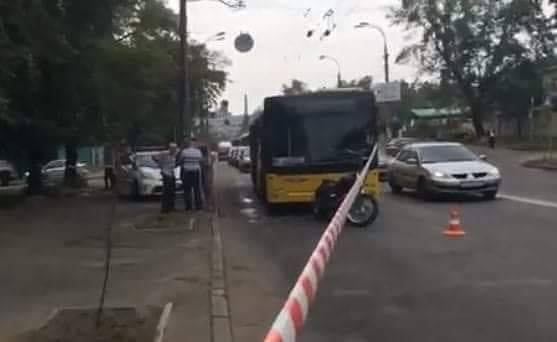Водителя автобуса, у которого в Киеве стрелял мотоциклист, госпитализировали в тяжелом состоянии